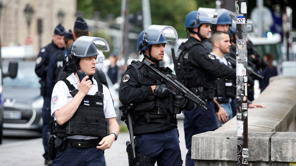 Polizisten sichern das Gelände rund um die Kathedrale Notre Dame in Paris. 