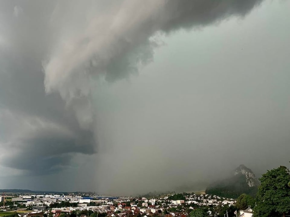 Oensingen/SO Regenvorhang eines starken Gewitters