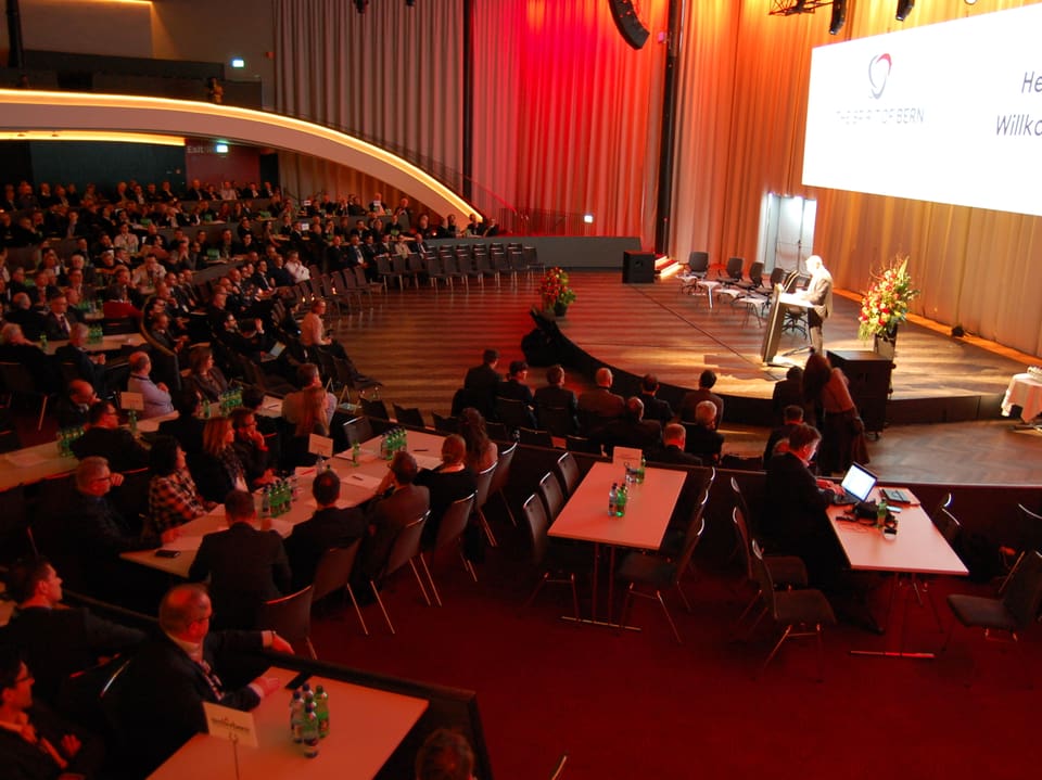 Stadtpräsident Alexander Tschäppät begrüsst die Teilnehmer am 1. Spirit of Berne-Anlass im Kursaal Bern.