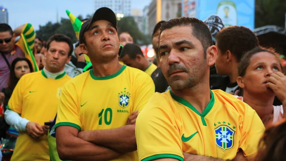Enttäuschte Fans nach dem blamablen Abschneiden der brasilianischen Nationalmannschaft.