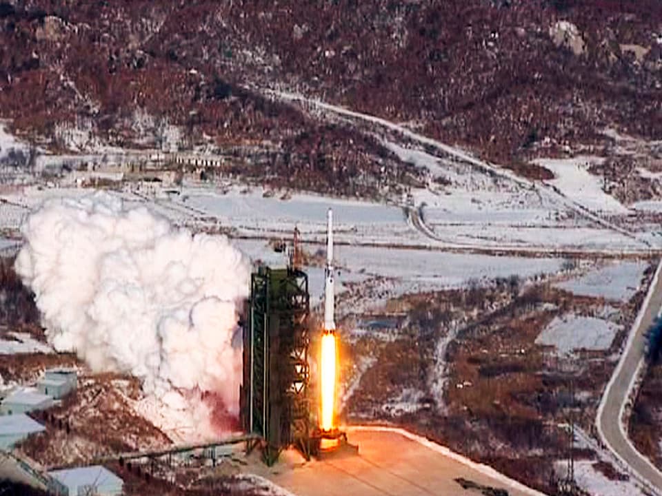 Start der Unha-3-Rakete von Rampe, Feuerball hinter Rakete