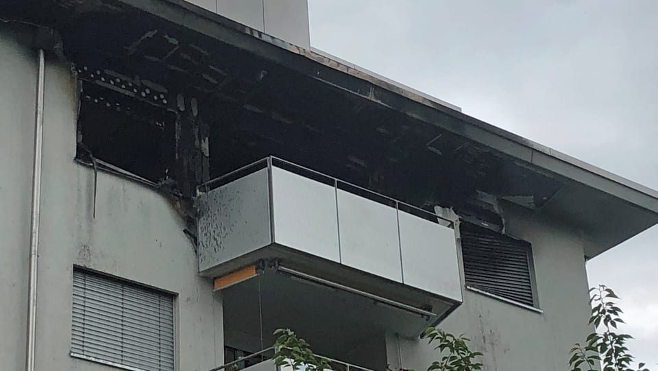 Der Balkon einer ausgebrannten Wohnung.