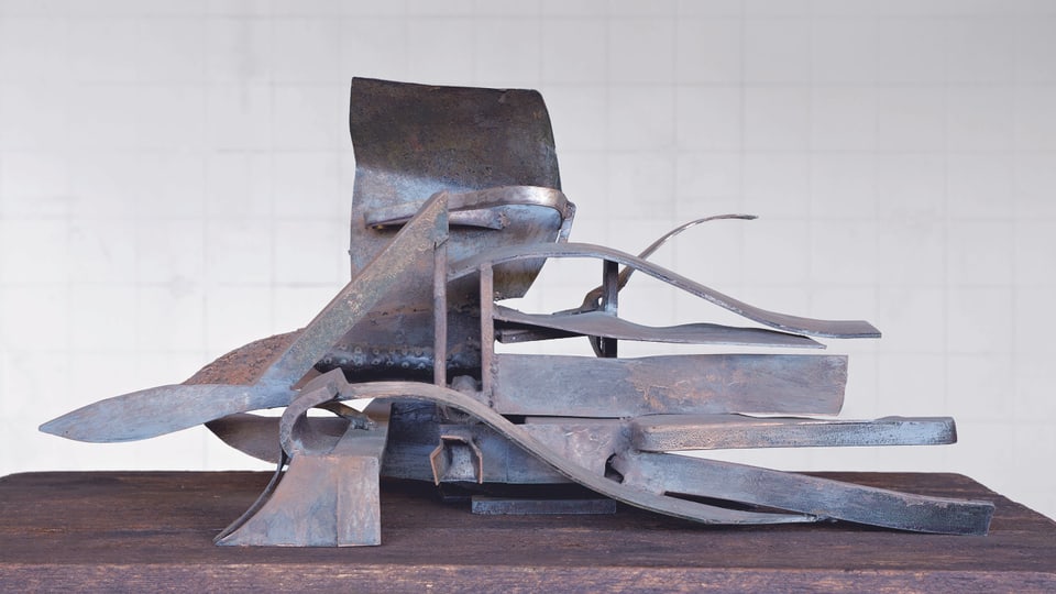 Eine Skulptur aus Eisen und Stahl steht auf eine Podest