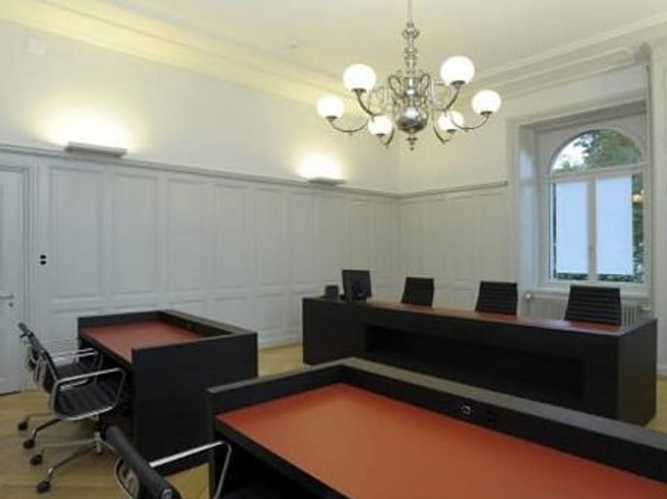 Raum für Gerichtsverhandlung mit zwei Tischen