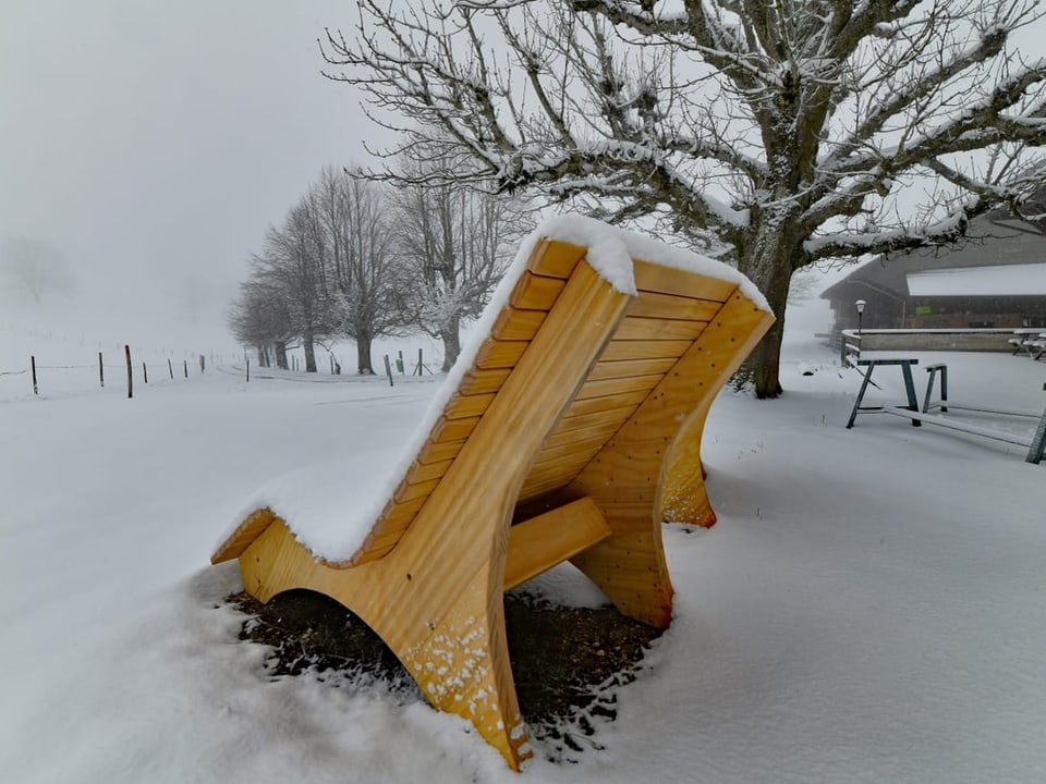 Eine Sitzbank im Schnee