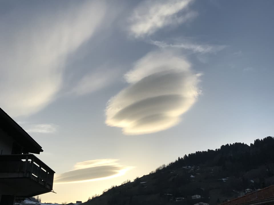 Ein Ufo am Himmel, aber eigentlich nur eine Wolke.