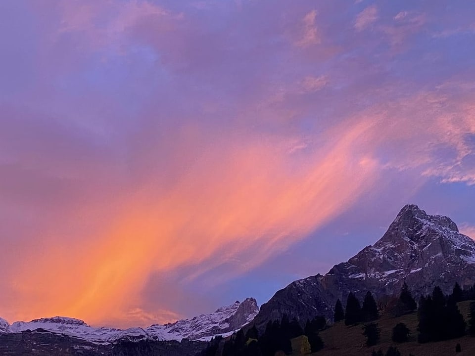 Kiental/BE Über der Blüemlisalp und dem Ärmighorn glüht der Himmel.