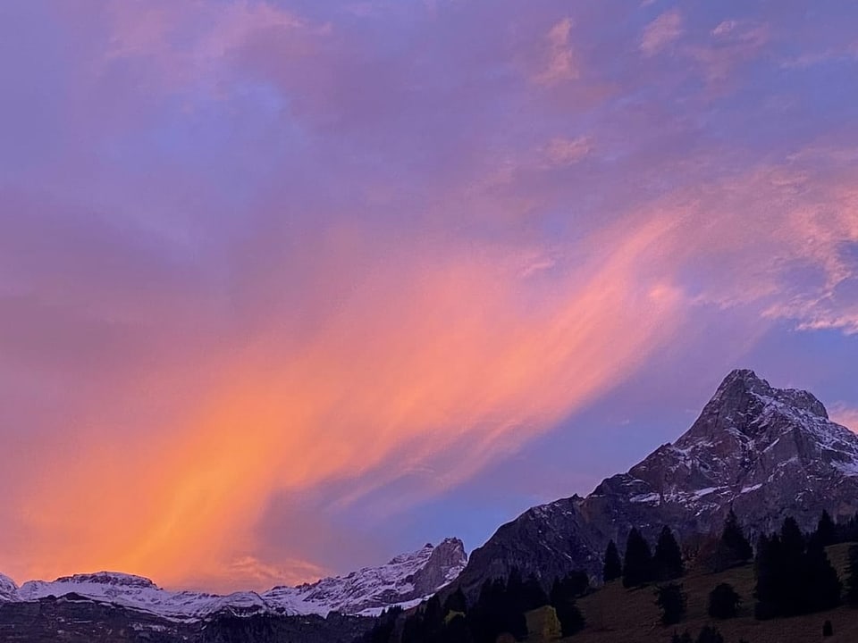 Über der Blüemlisalp und dem Ärmighorn glüht der Himmel. 