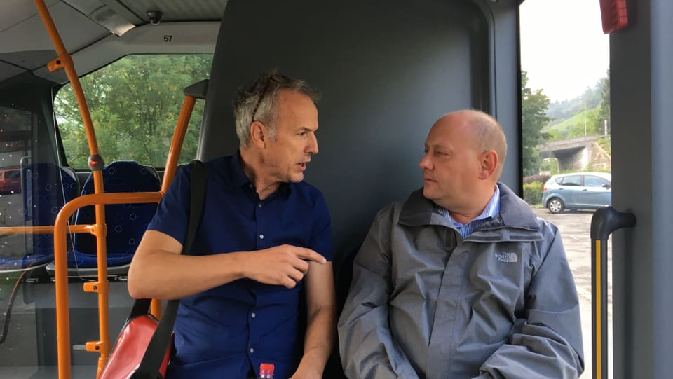 Streit im Bus: Initiant Bernhardt Schmidt und der Dietiker Stadtpräsident Roger Bachmann diskutieren in voller Fahrt