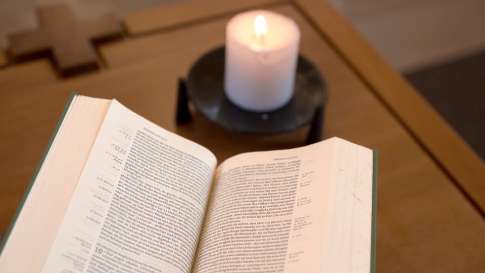 Bibel und Kerze.