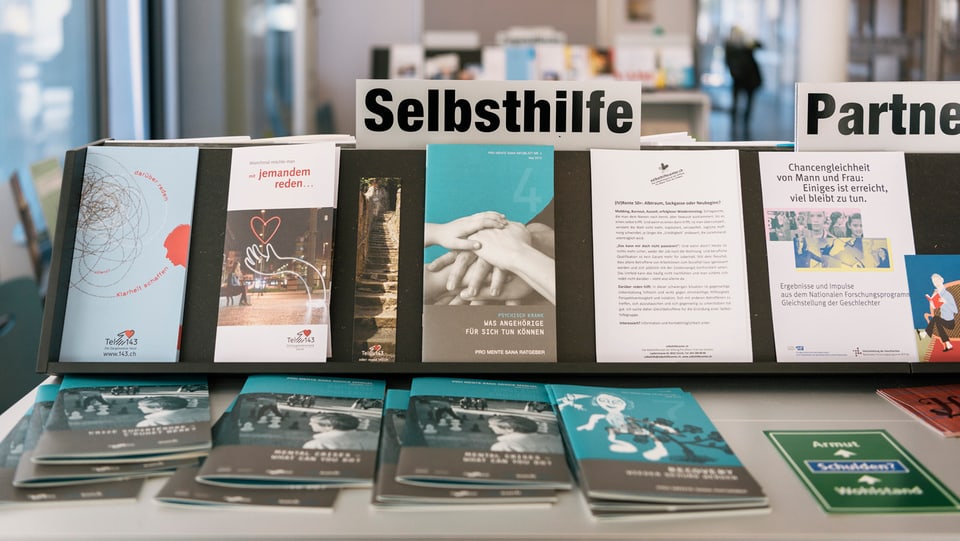 Symbolbild: Broschüren unter dem Titel «Selbsthilfe» liegen in einem Sozialzentrum auf.