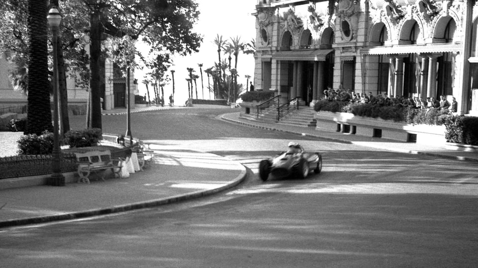 Alberto Ascari fährt beim GP Monaco 1955 eine Rechtskurve.