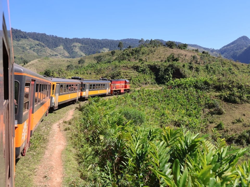 Ein Zug mit Wagen der Linie Lausanne-Bercher in Madagaskar.
