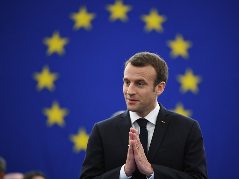 Macron vor einer Europaflagge.
