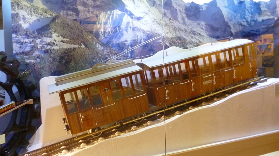 Wundervolles Modell des ersten Rowan-Zuges der Jungfraubahnen