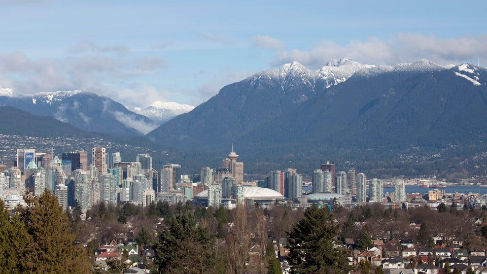 Blick auf Vancouver mit Bergen im Hintergrund.