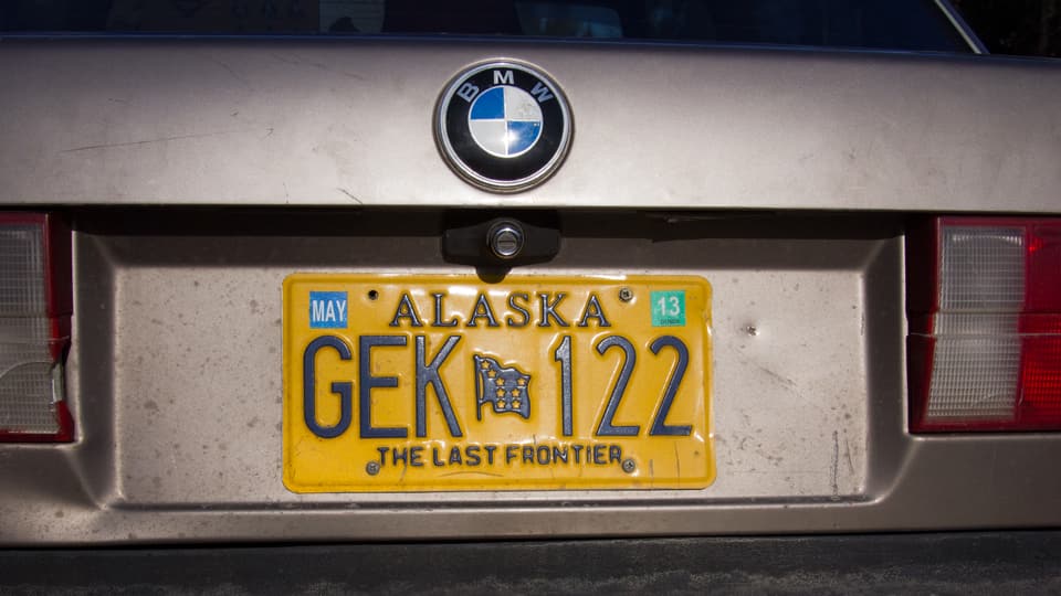 Ein Nummernschild auf einem BMW mit der Aufschrift "Alaska, GEK 122, The last Frontier"