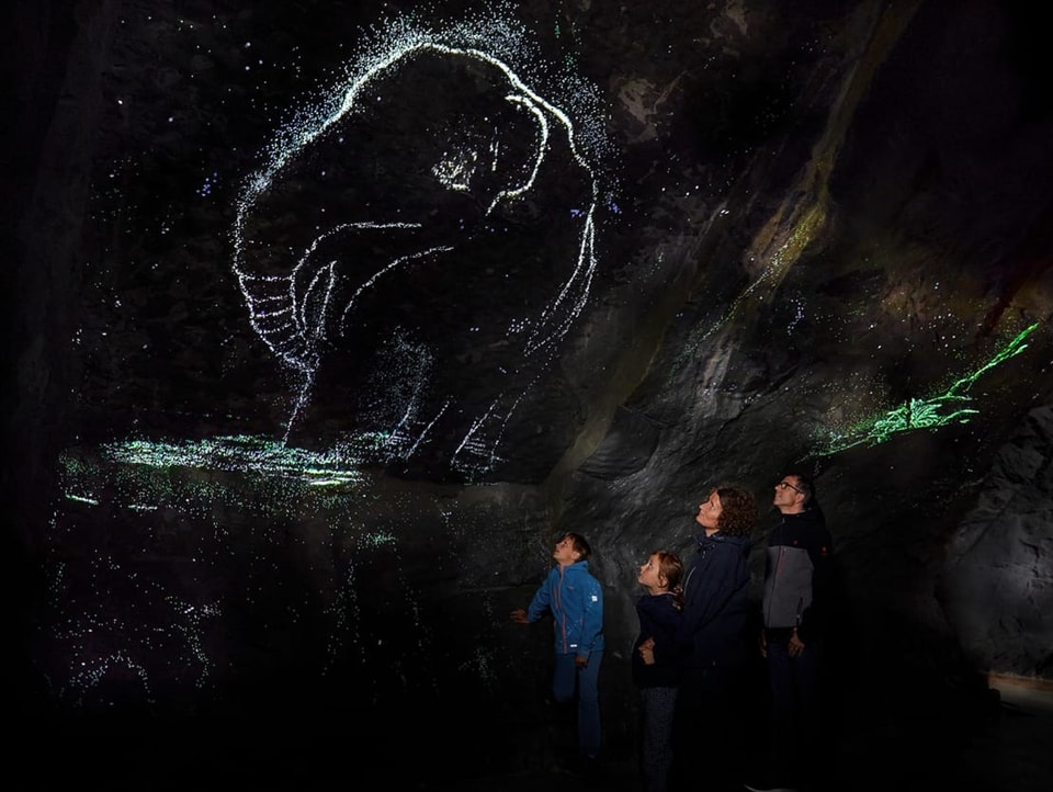Projektion eines Mammuts im Höhlen-Rundgang des Gletschergartens.