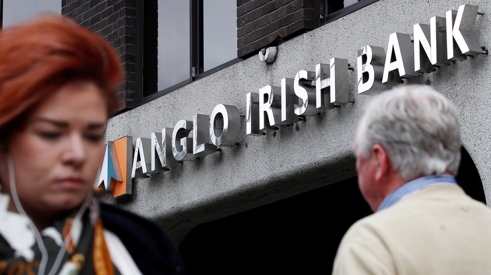 Schriftzug "Anglo Irish Bank" an einer Filiale in Dublin