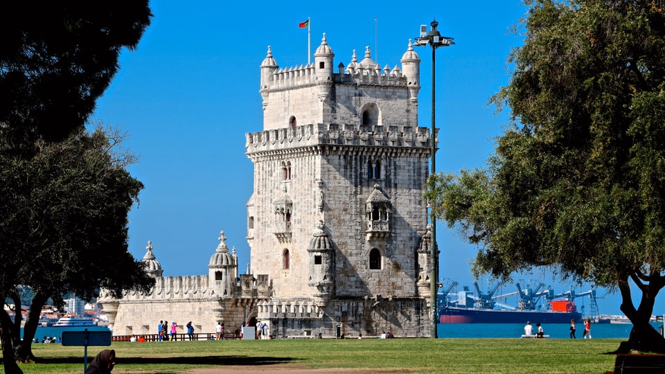 Torre de Belém vor einem wolkenlosen Himmel.