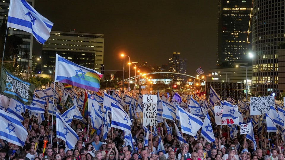 Die Massen protestieren auf den Strassen von Tel Aviv.