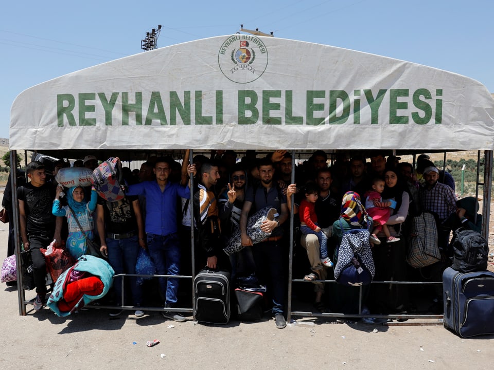 Syrische Flüchtlinge kehren zurück. Sie warten an der türkischen Grenze. 