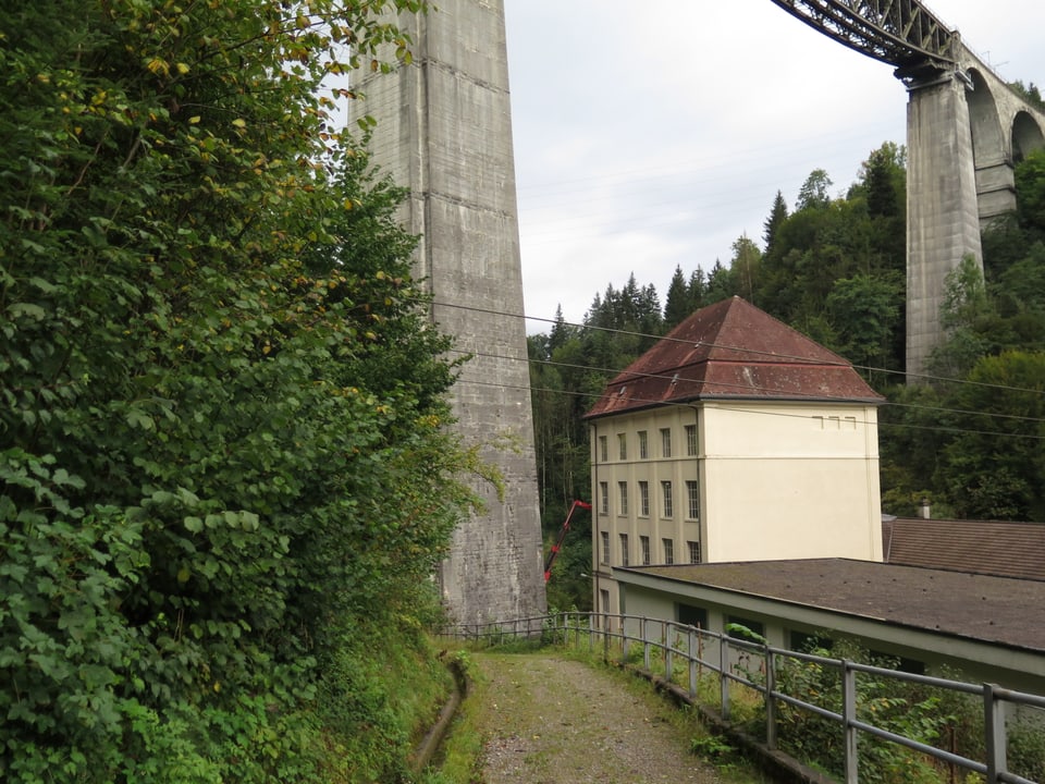 Ein Turm des Kraftwerks Kubel im St. Galler Sittertobel.