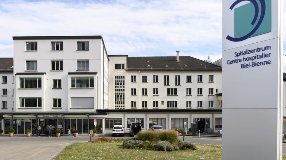 Einfahrt des Inselspitals Bern, im Hintergrund das hohe Spitalgebäude