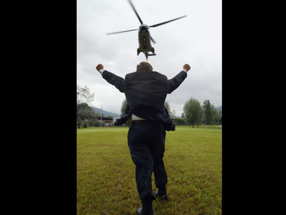 Samuel Schmid winkt einem Helikopter.