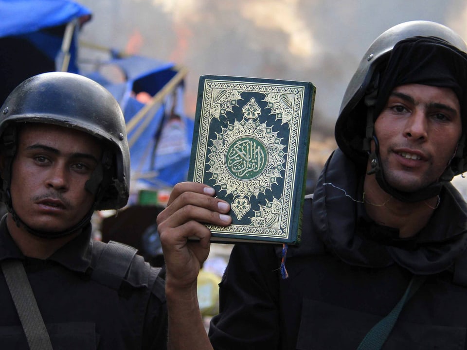 Soldaten zeigen den Koran.