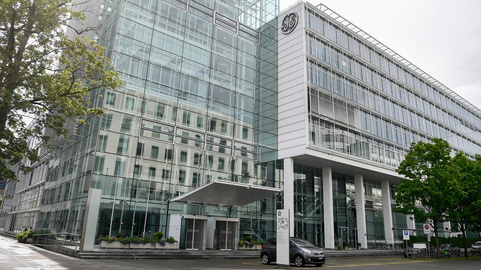Grosses Bürogebäude mit Glasfassade in Baden