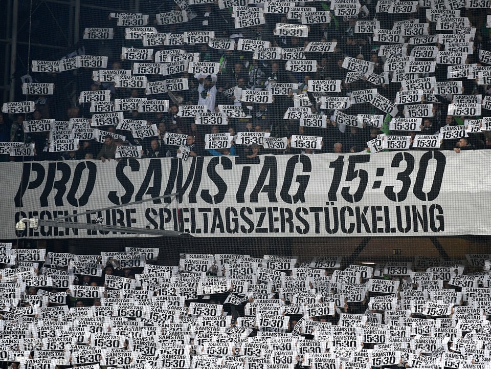 Gladbach-Fans protestieren gegen die vielen verschiedenen Anspielzeiten in der Bundesliga.