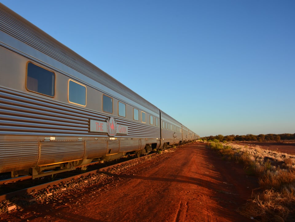 Der "The Ghan"-Zug fährt durch die australische Wüste.