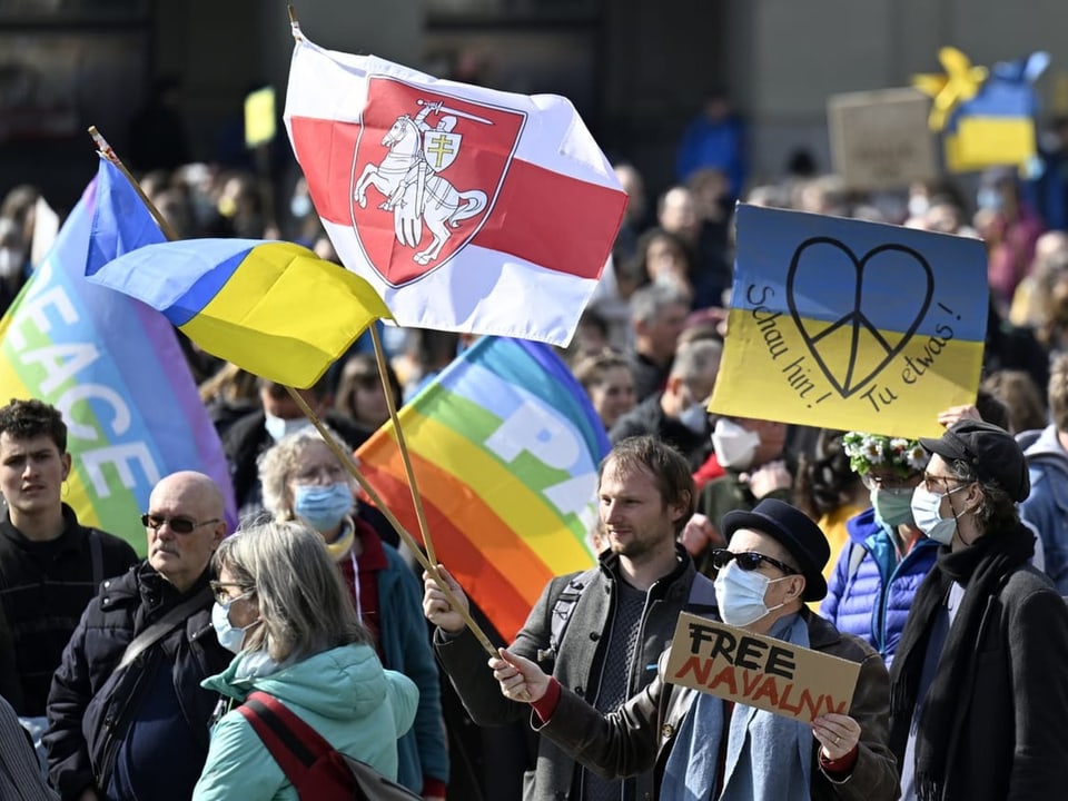 Menschen demonstrieren in Bern für Frieden in der Ukraine.