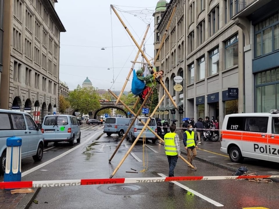 Zu sehen eine Strassenblockade in Zürich.