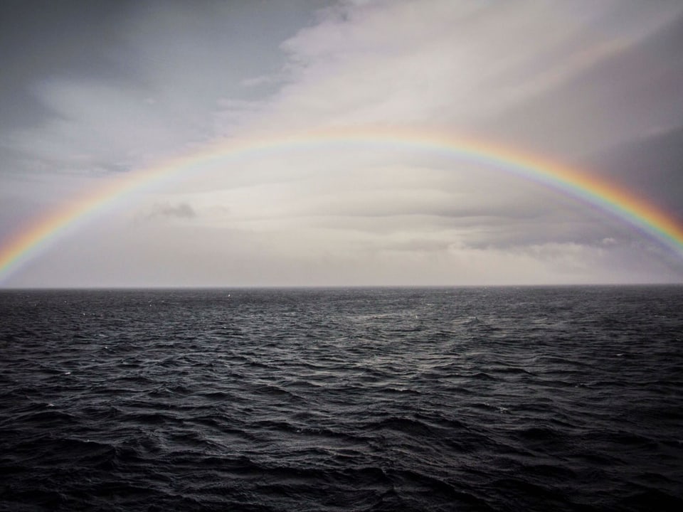 Regenbogen über dem Südpolarmeer.
