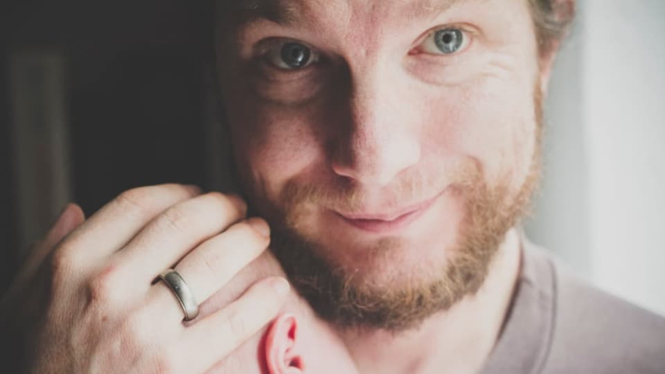 Lächelnder Vater hält Baby