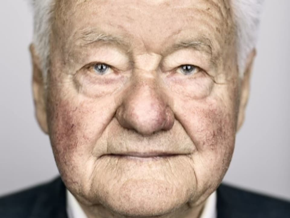 Porträtaufnahme eines Mannes, neutraler Gesichtsausdruck.