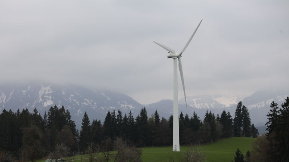 Naturlandschaft mit moderner Windkraftanlage. 