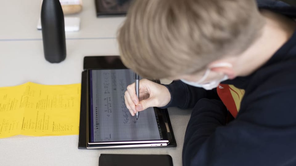 Schüler nutzt Tablet-Computer, so wie es die Kreisschule Buchs-Aarau bald auch handhaben will