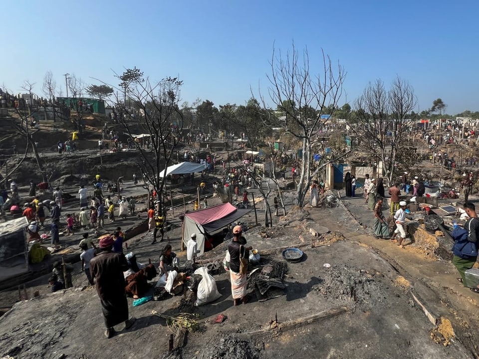 Rohingya-Flüchtlinge arbeiten am Wiederaufbau ihrer Behelfsunterkünfte.