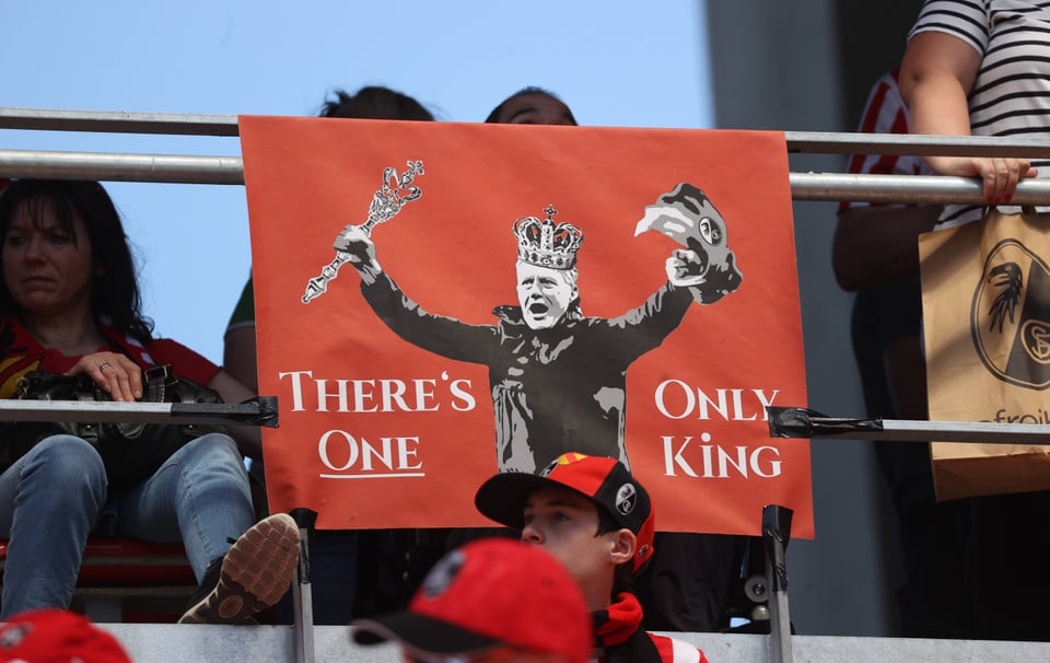 Ein Plakat mit der Aufschrift «There's only one king» zu Ehren von Christian Streich.