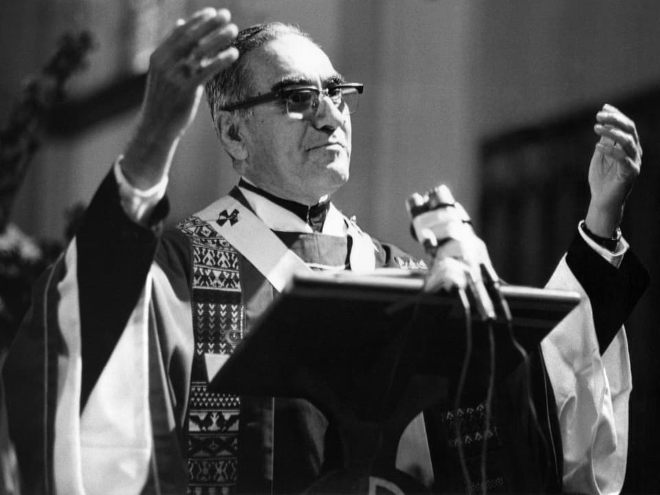 Der Priester Oscar Romero bei einer Predigt 