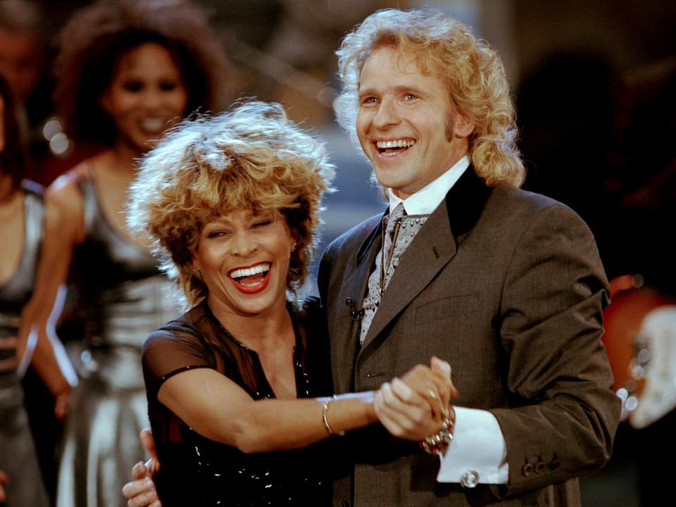 Tina Turner und Thomas Gottschalk in Paar-Tanz-Haltung. 