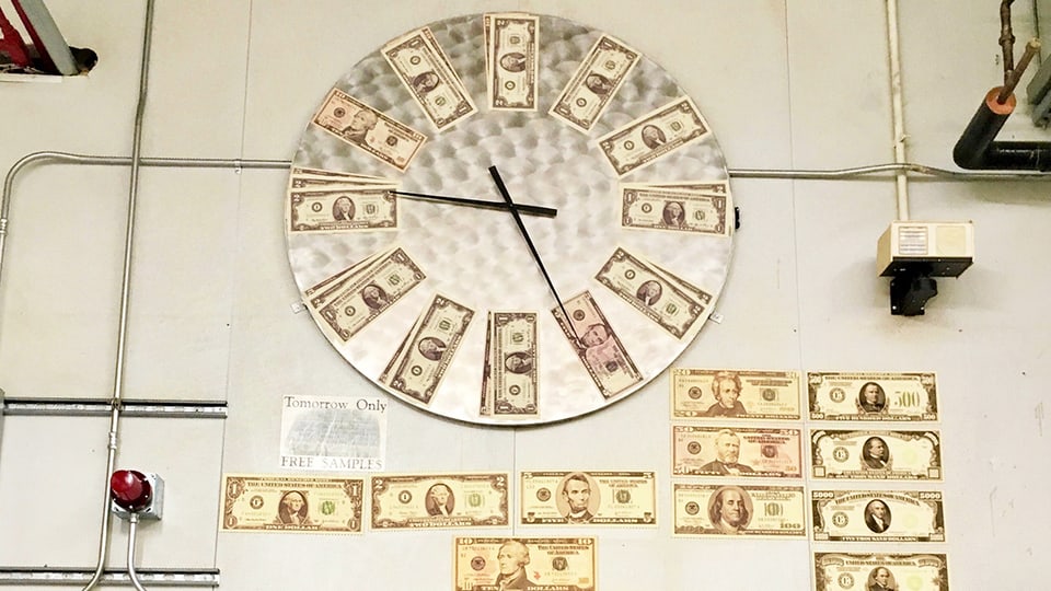 Uhr mit Dollarnoten statt Ziffern. 