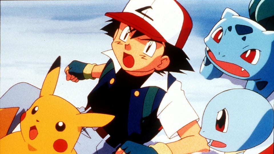 Szene aus der Pokémon-Anime-Serie: Drei Pokémon und ein Mensch.