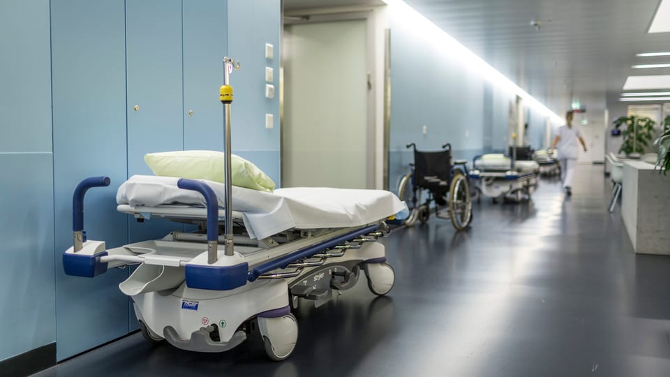 Spitalbetten im Trakt eines Krankenhauses. 