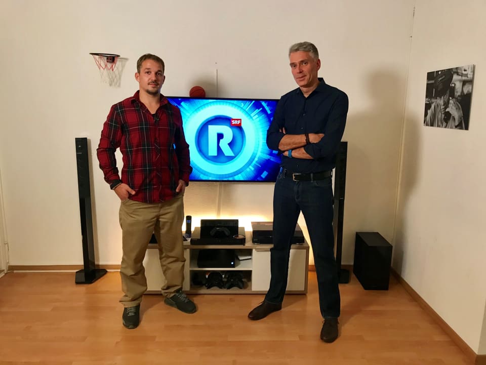 Moderator Sandro Brotz (r.) wollte mit einem Zuschauer ins Gespräch kommen, der die «Rundschau» regelmässig und mit kritischem Auge verfolgt. «Das hat sich mit Basil Bertschmann aus Winterthur, einem 26-jährigen Geschäftsführer eines Camingplatzes, voll erfüllt», sagt er.