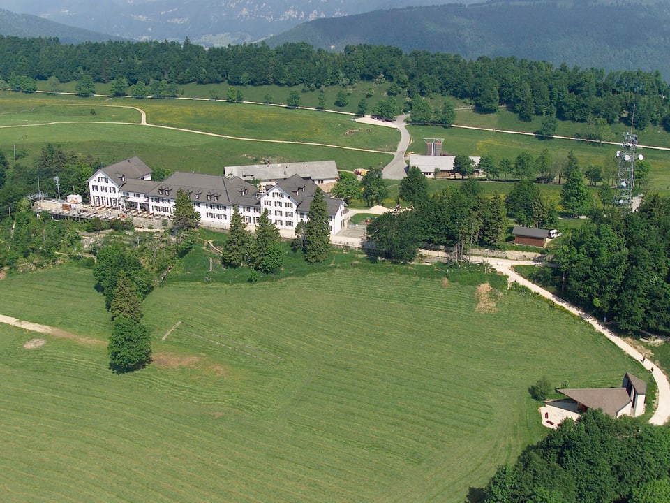 Luftaufnahme vom Weissenstein-Bergrestaurant im Sommer