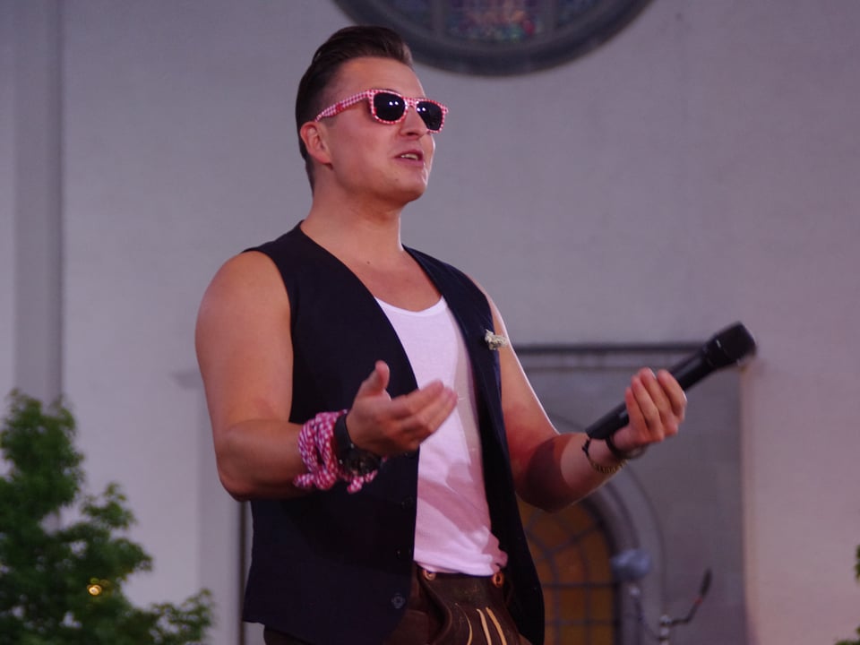 Andreas Gabalier mit Mikrofon auf der Bühne